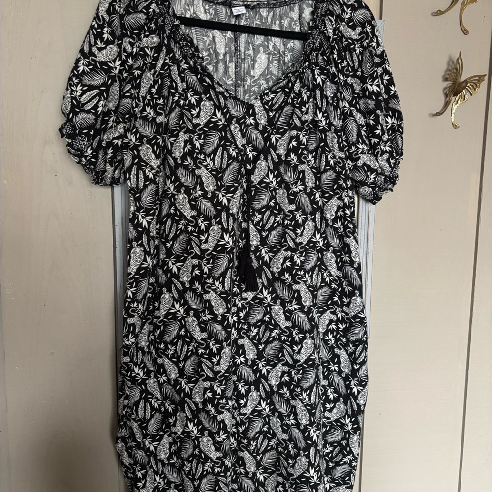 Old Navy Black and White Puff Sleeve Blouse